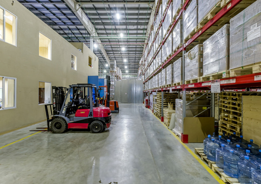 Красный погрузчик в отделе крупногабаритного хранения